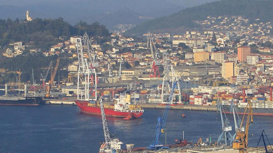 Vista general del Puerto de Vigo con la terminal de contenedores al fondo.  // FDV