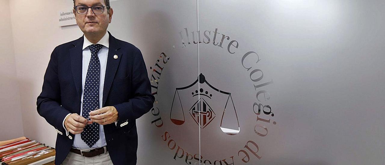 El decano de los abogados, Agustín Ferrer, en la sede del colegio de Alzira. | V. M. PASTOR