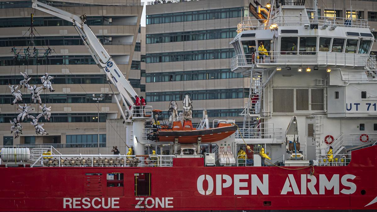 El 'Ocean Vikings', barco de rescate de Médicos  sin Fronteras (MSF), a su llegada al puerto francés de Toulon.