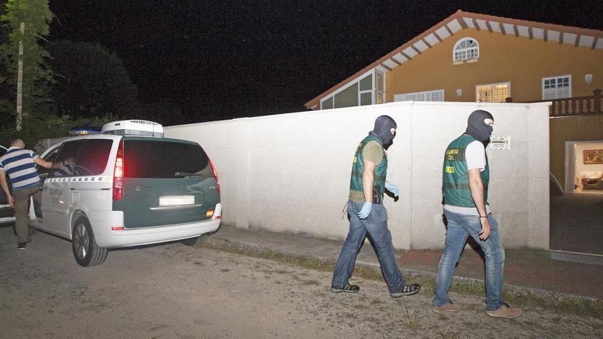 Agentes, ayer, tras finalizar el registro de la vivienda.