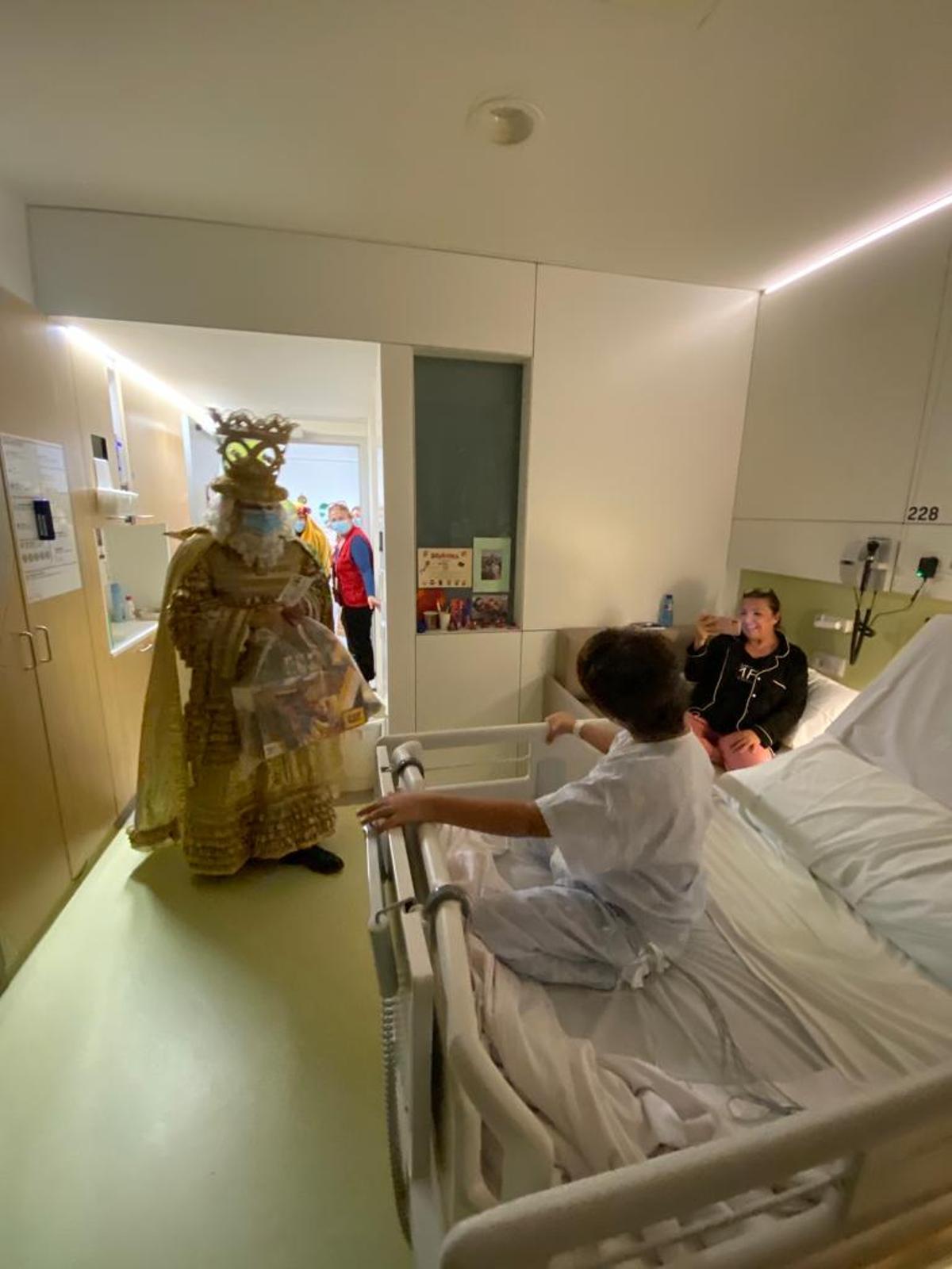 Los Reyes Magos reparten juguetes en el Hospital Sant Joan de Déu, en 2023.