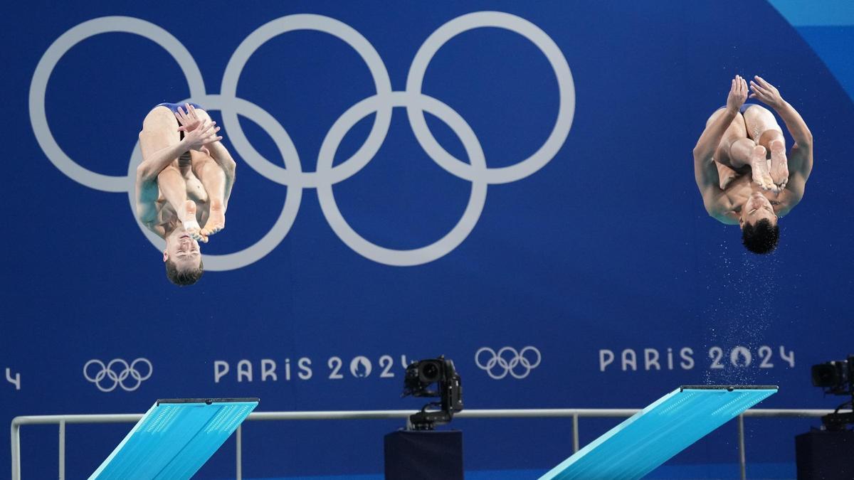 Adrián, a la derecha, ejecuta su salto en la final olímpica junto a su compañero García Boissier
