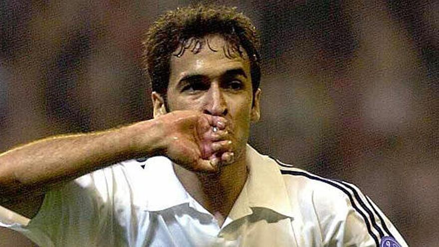 Raúl celebra un gol con el  Madrid en una imagen de archivo.