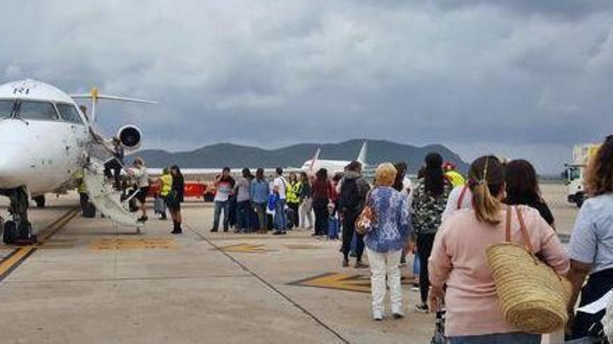 Pasajeros abordan un avión de Air Nostrum en el aeropuerto de Ibiza rumbo a Palma.