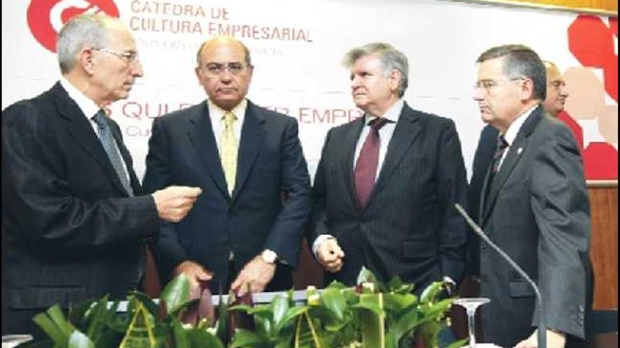 conferencia. Gerardo Díaz Ferrán, ayer, entre Francisco Pons, Rafael Ferrando y Francisco Tomás.
