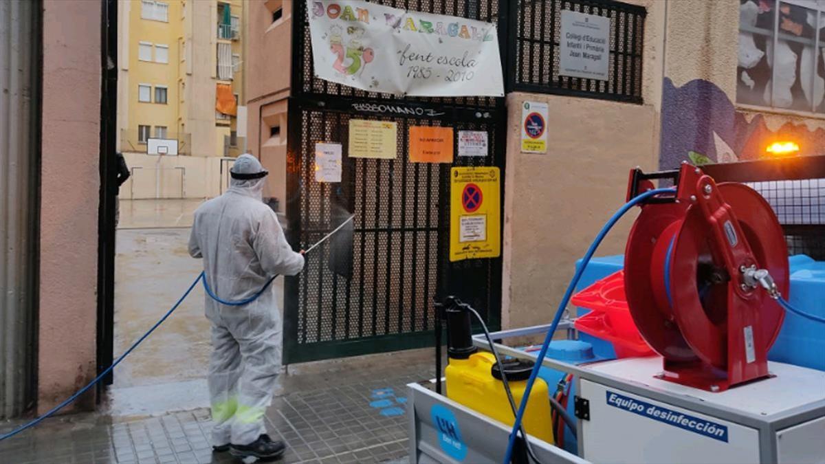 Limpieza del centro educativo Joan Maragall, en l'Hospitalet de Llobregat.