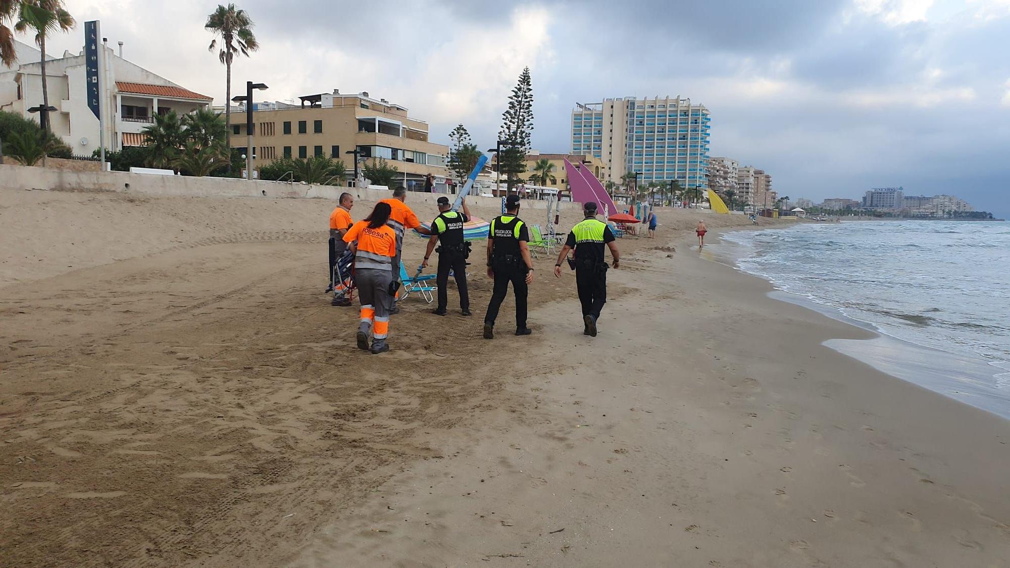 La recogida de enseres en la playa de Orpesa tras el incumplimiento de la ordenanza municipal al reservar los sitios en la primera línea.