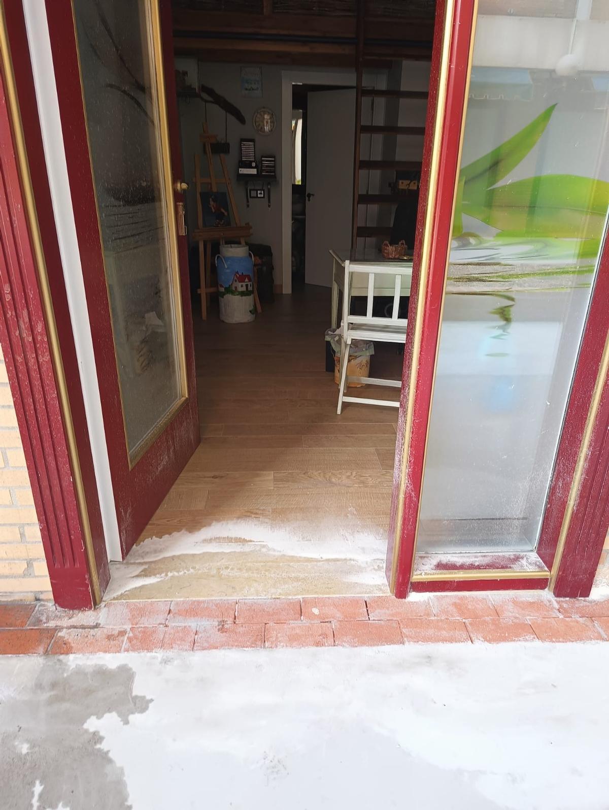 El polvo que entra del exterior cuando se realizan las labores de limpieza.
