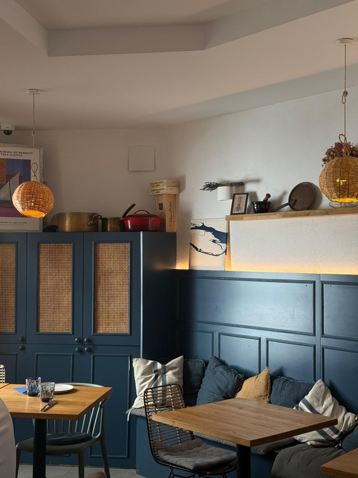 L'interior del restaurant El Rebost de Cadaqués.