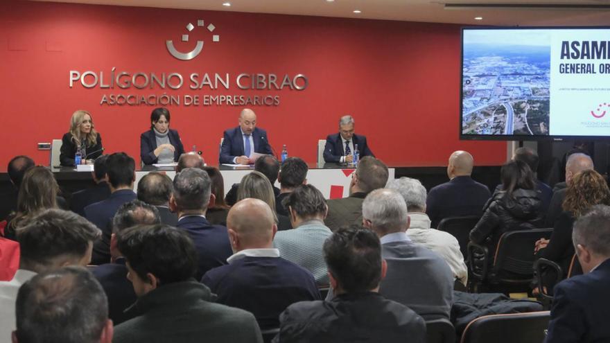 Autoridades y empresarios, ayer, en la asamblea general del polígono de San Cibrao. | Roi Cruz