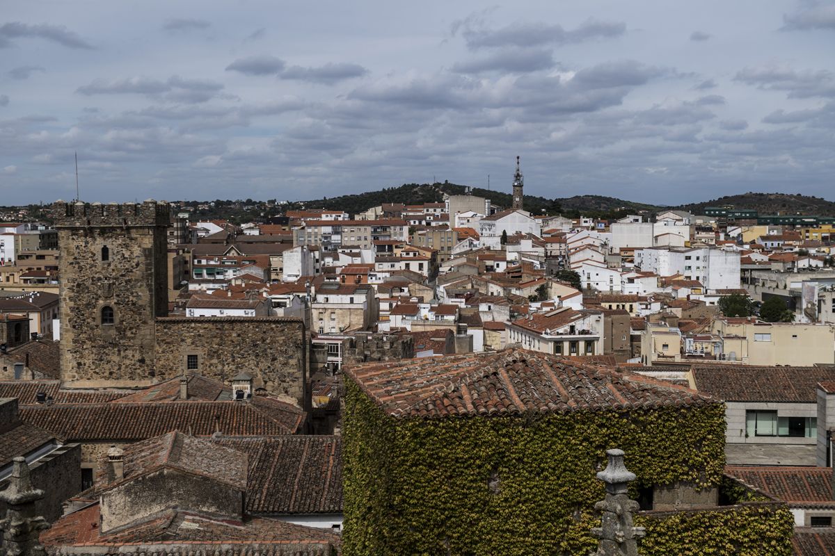 Fotogalería | La torre del palacio de las Cigüeñas de Cáceres se suma a la noche del patrimonio