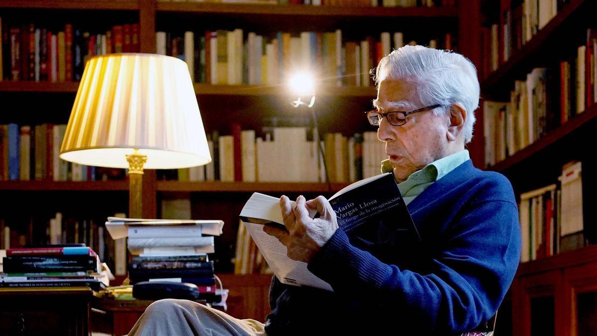 Mario Vargas Llosa durante una entrevista para El Periodico Mario Vargas Llosa durante una entrevista para El Periodico