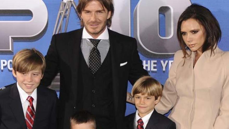 David Beckham junto a su esposa y sus hijos durante una reciente gala de entrega de premios.