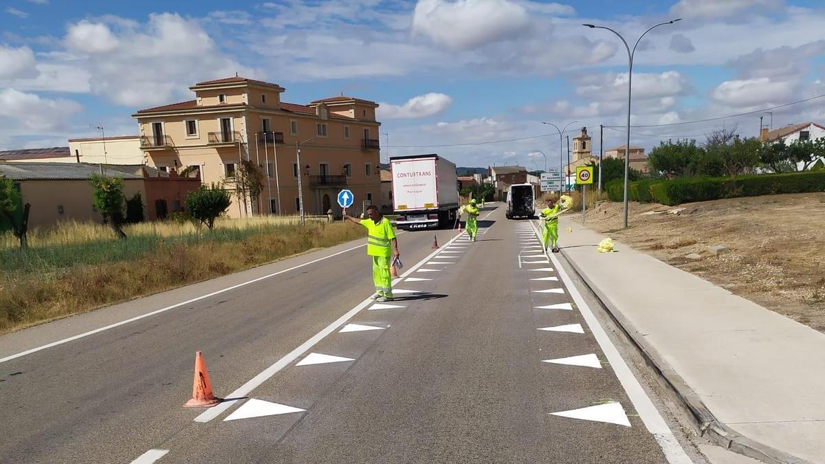 Operarios pintan &#039;dientes de dragón&#039; en una carretera