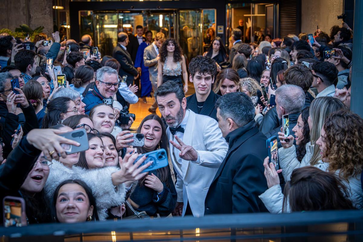 Arturo Valls con fans a las puertas del hotel Barcelona Princess