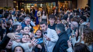 Arturo Valls con fans a las puertas del hotel Barcelona Princess