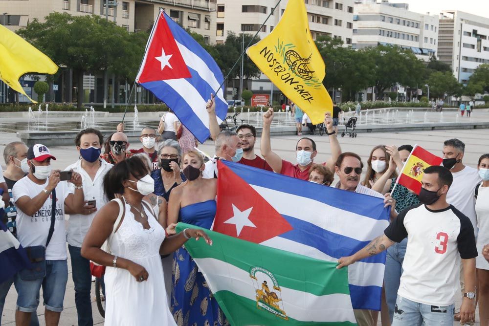 Decenas de cubanos en Córdoba denuncian el "maltrato a la gente" en su país