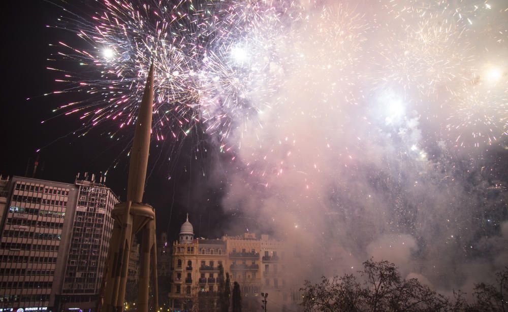 Así ha sido la 'cremà' de la falla municipal