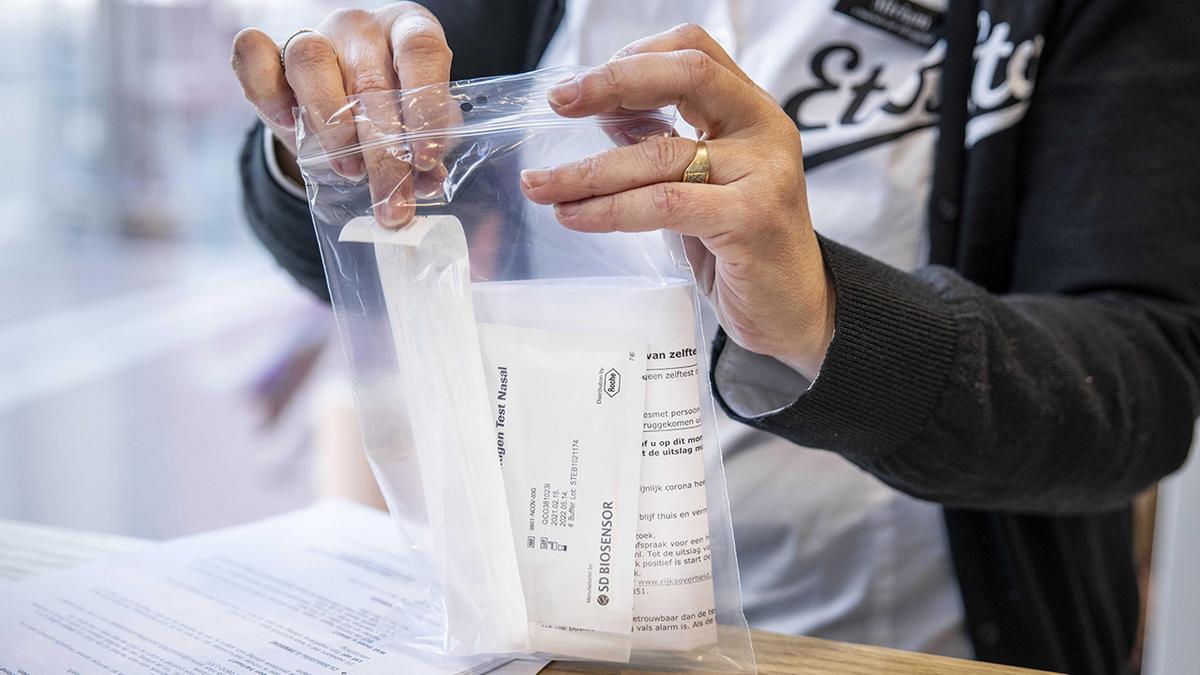 Un consumidor compra un test rápido de coronavirus en una tienda de Amsterdam