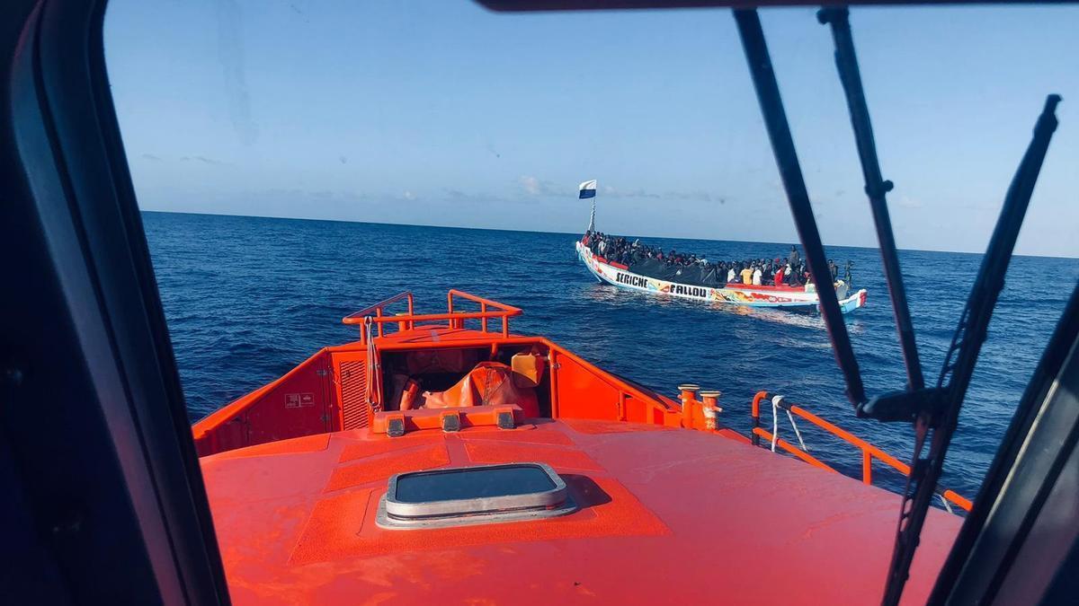 Imagen de archivo de un cayuco interceptado por Salvamento Marítimo en aguas canarias.