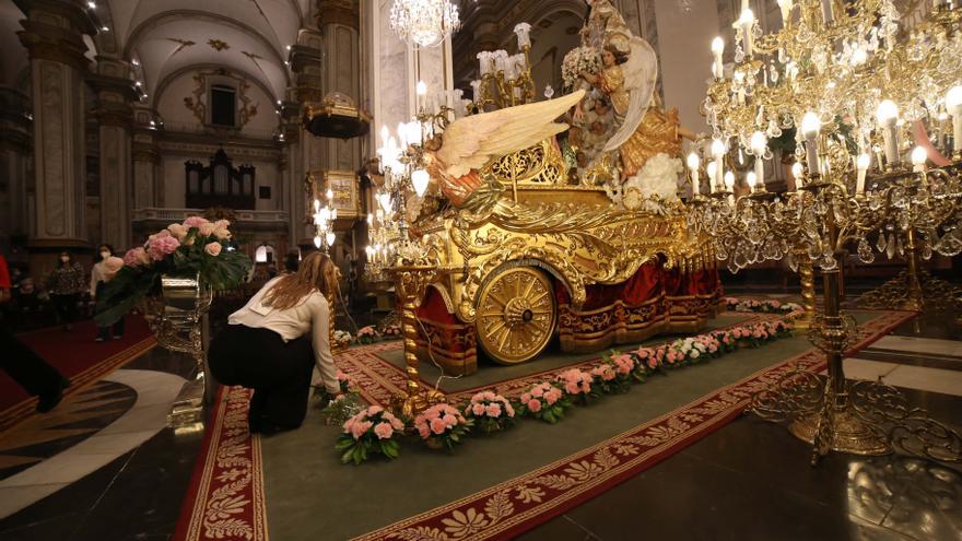 La ofrenda de las rosarieras a la Virgen, en imágenes