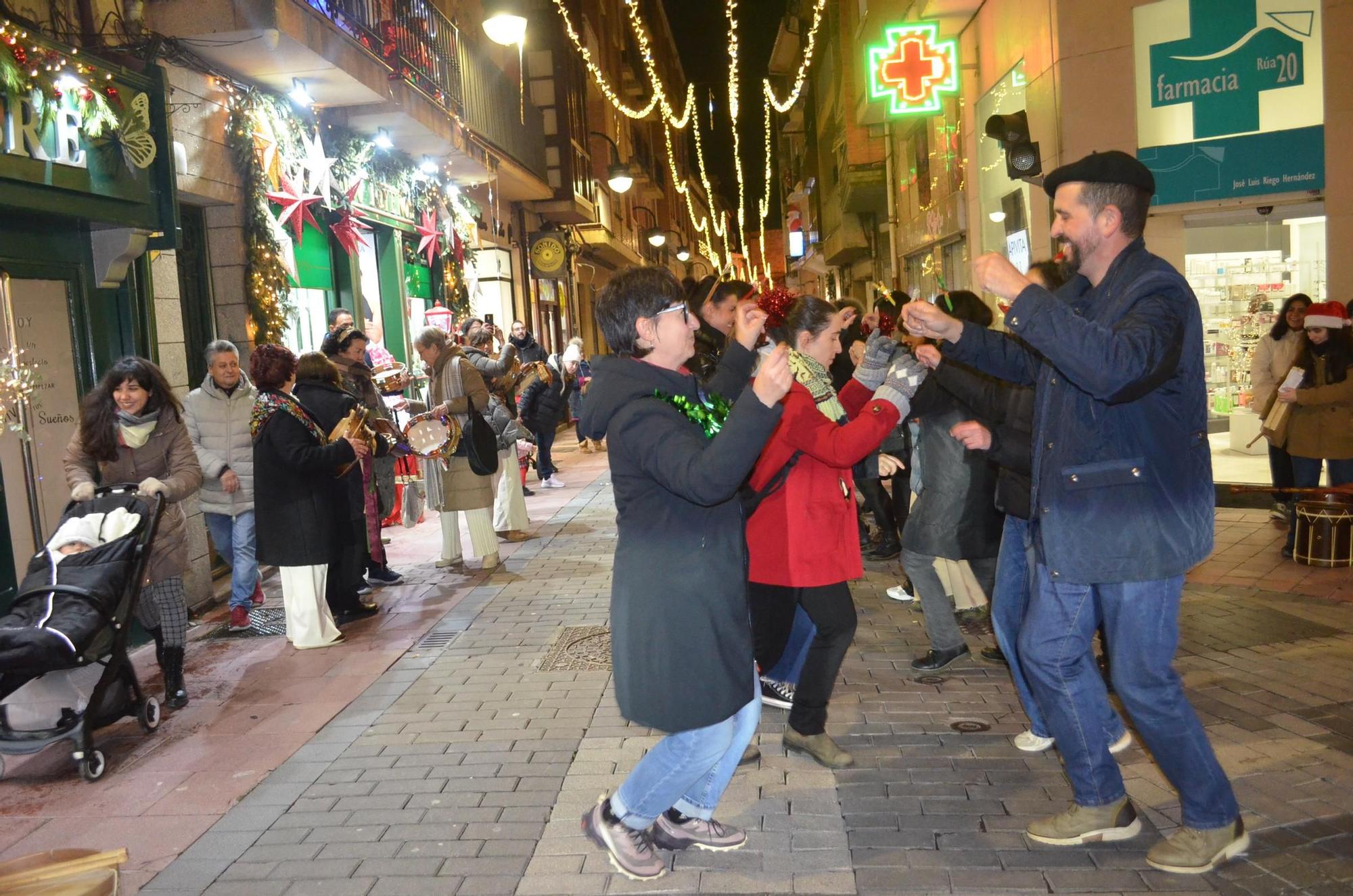 Alumnos y profesores cantando y bailando en la calle de La Rúa