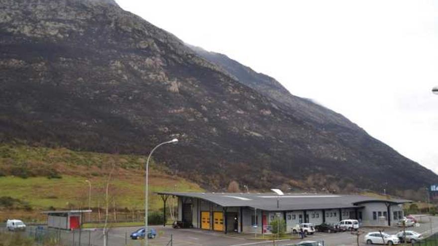 La ladera colindante con el polígono industrial de Guadamía, que quedó calcinada después del incendio.