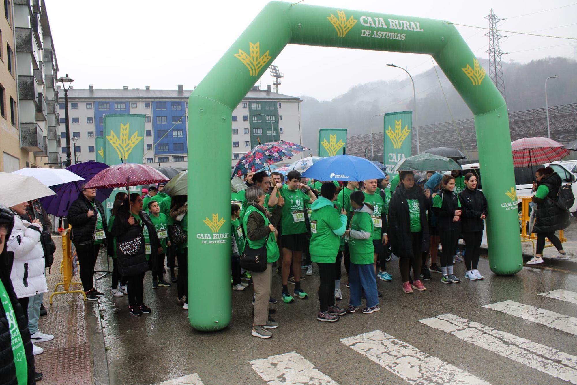 Así fue la carrera contra el cáncer en Langreo: Medio millar de valientes desafían a la lluvia por una buena causa