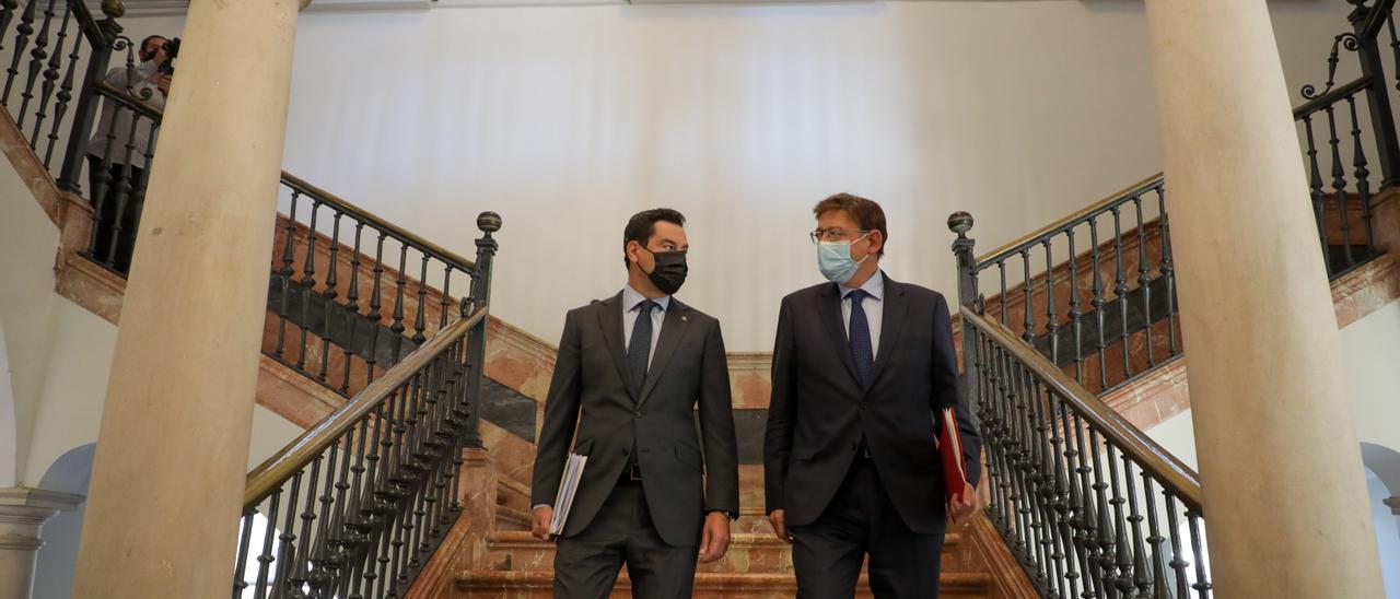 El presidente andaluz, Juan Manuel Moreno Bonilla, y el presidente de la Generalitat, Ximo Puig, en Sevilla.