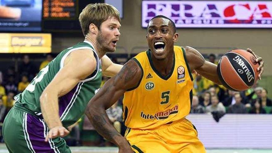 Jamar Smith, con la camiseta del Limoges, trata de superar la defensa de Jon Stefansson en el encuentro de Euroliga.