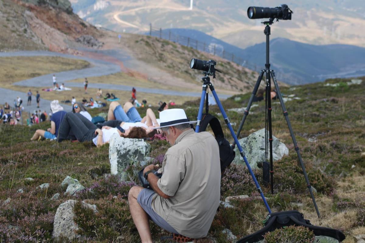 Así se vive el eclipse desde la estación de Pajares: cientos de personas ven sin problemas el esperado evento astronómico, "es increíble"