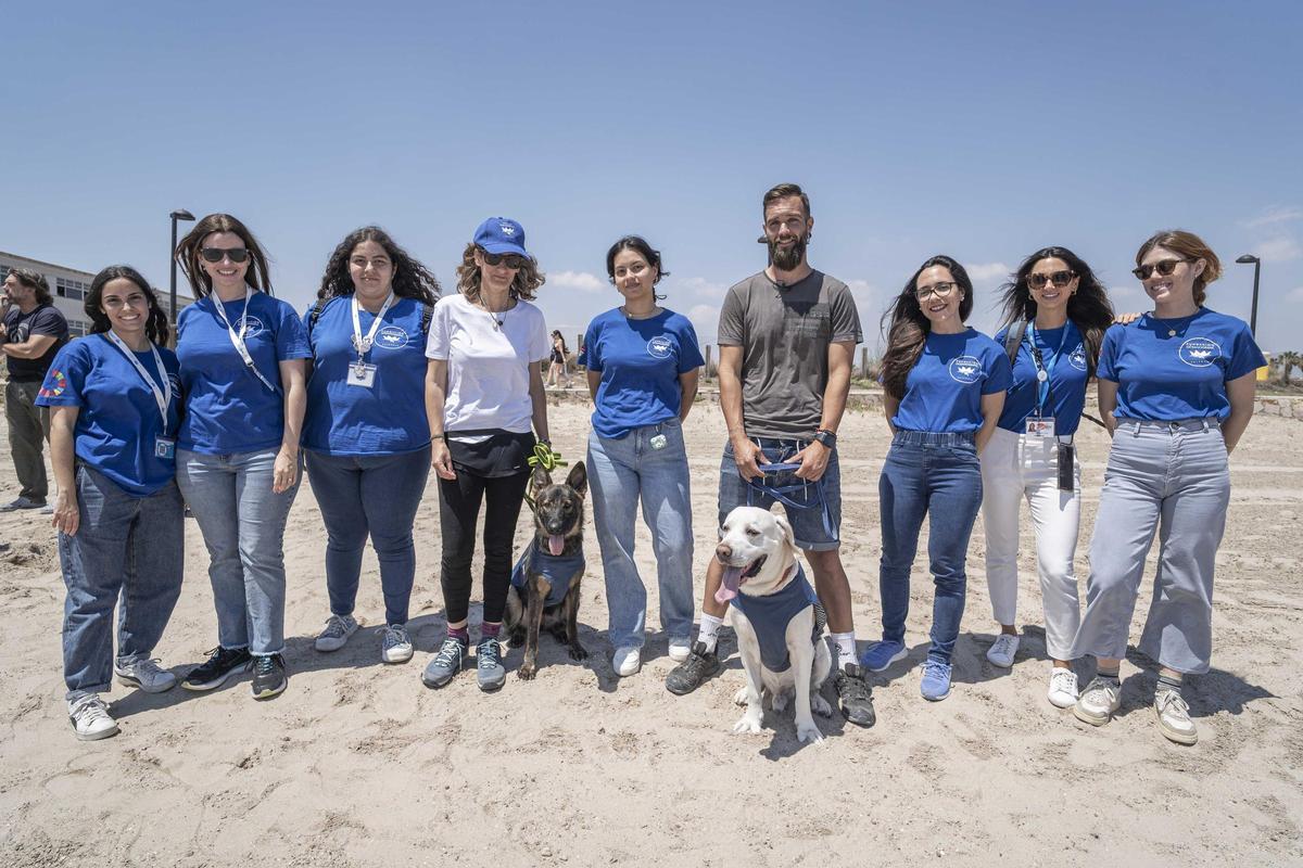 El equipo de Fundación Oceanogràfic posa junto a los nuevos perros voluntarios.