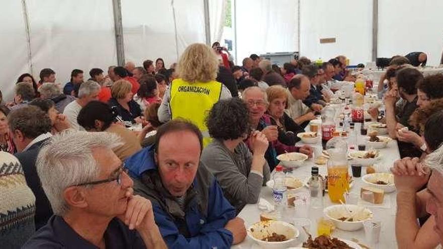 Los participantes, ayer, durante la comida de confraternización.