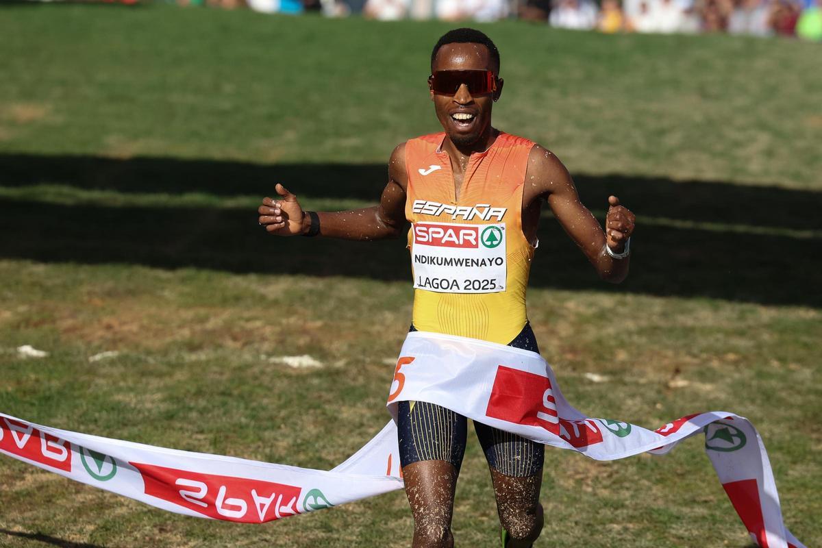 Thierry Ndikumwenayo cruza la línea de meta en el Europeo de Lagoa.