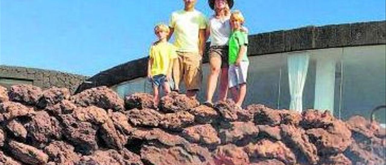 Turistas observan en Lanzarote el calor que desprende el suelo volcánico.