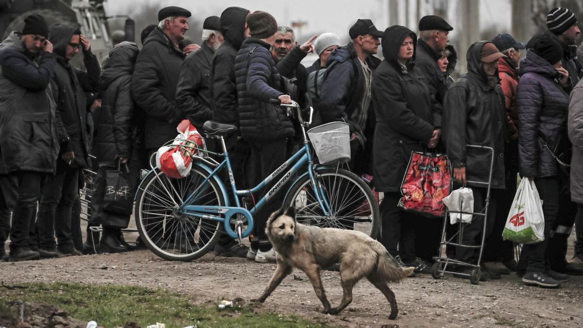 Gent fent cua per rebre ajuda humanitària a la ciutat de Mariúpol