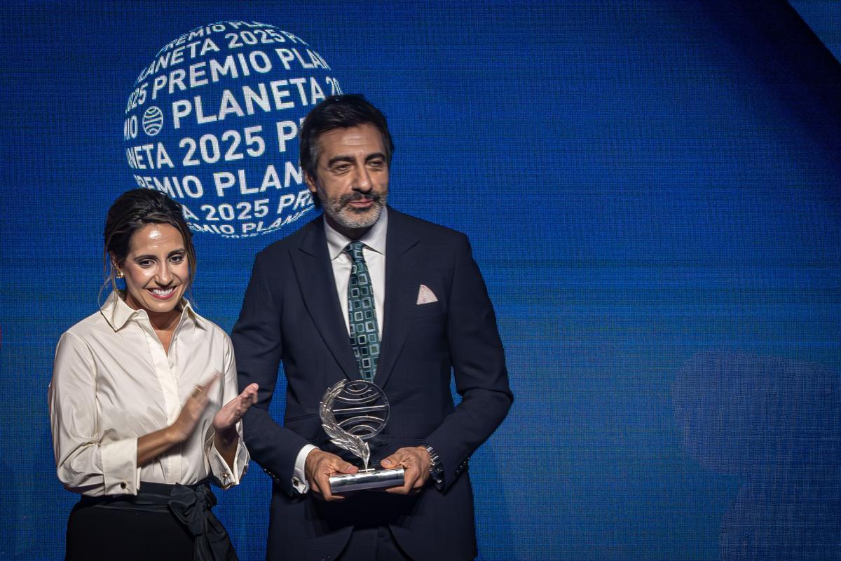 Juan del Val y Ángela Banzas, ganador y finalista del Planeta, el miércoles durante la entrega del premio en el MNAC