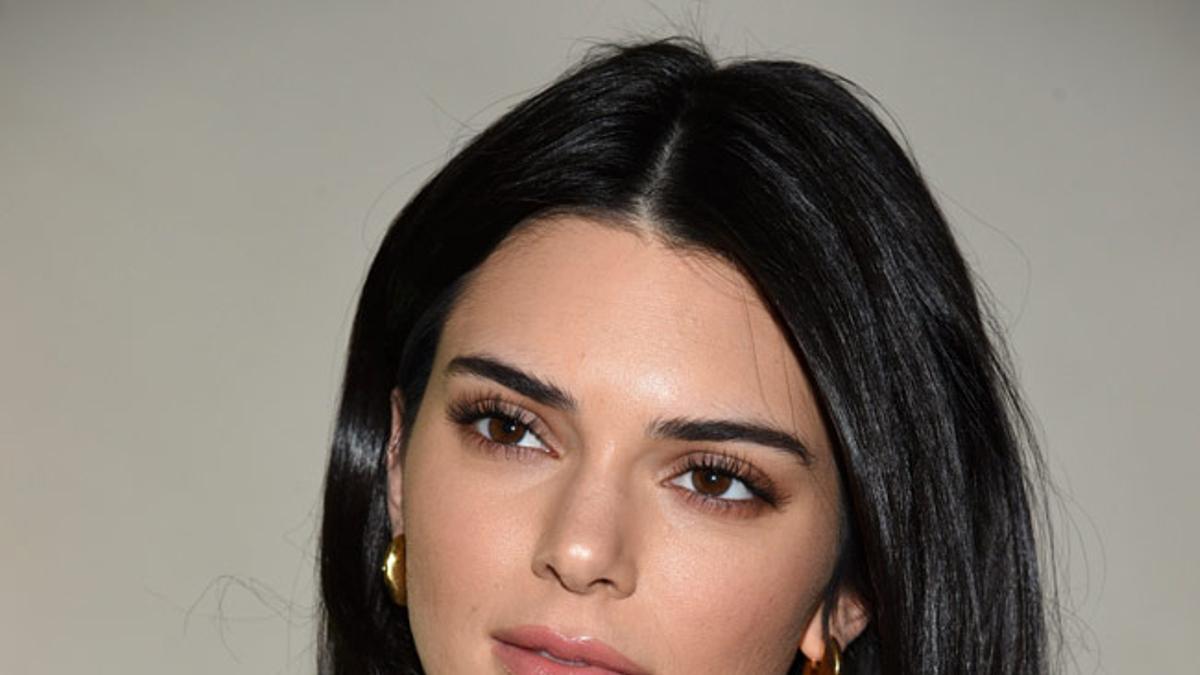 Kendall Jenner con pendientes de oro y look de estampado de serpiente