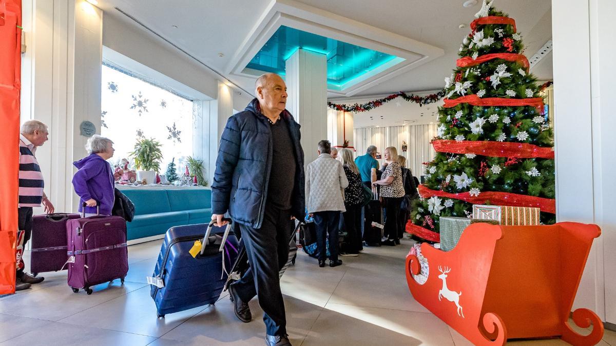 Un grupo de turistas entrando este viernes en un hotel para pasar la Navidad en Benidorm