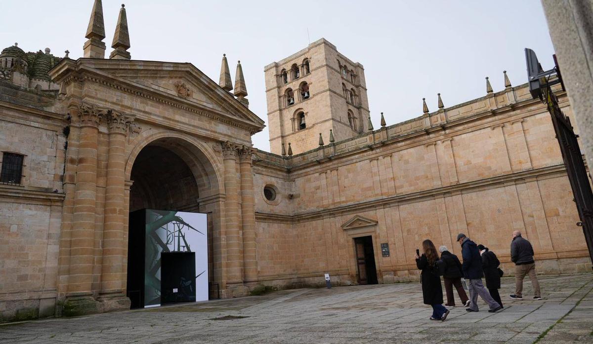 Visitantes de Las Edades caminan hacia la puerta de acceso a «EsperanZa».