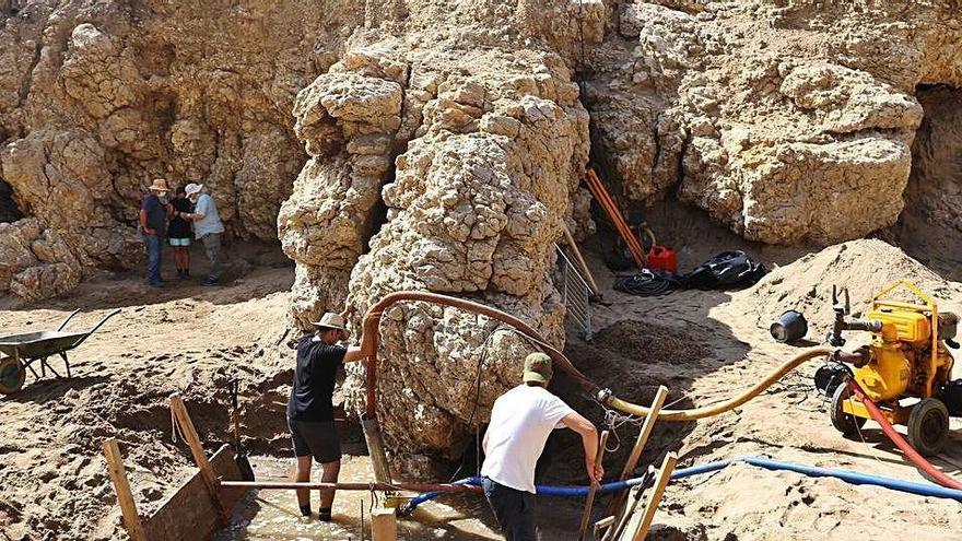 Membres del Centre d&#039;Arqueologia a peu del penya-segat.