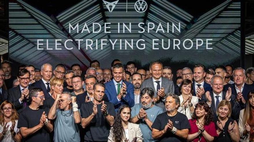 Sánchez bromea con el nuevo Cupra eléctrico: “A ver si me dejáis conducirlo”