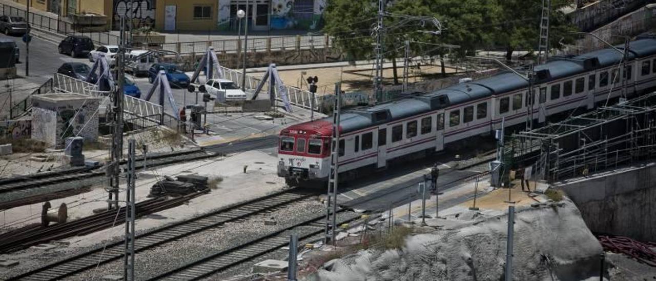 Fomento y Consell aplazan sin fecha la  red de cercanías ferroviarias en Alicante