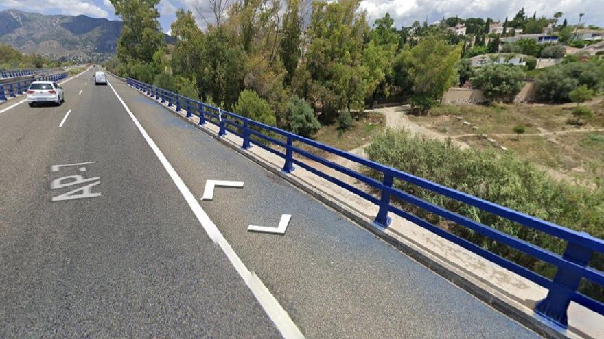 Un hombre muere tras precipitarse con su turismo por un puente de la AP-7 en Mijas