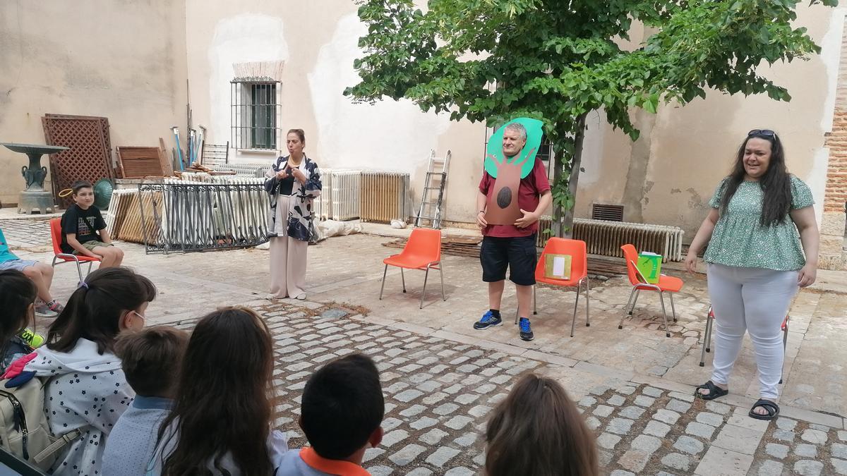 Esperanza Morales (derecha), Juan Antonio Menoyo y Cristina Tamames explican a los niños la actividad