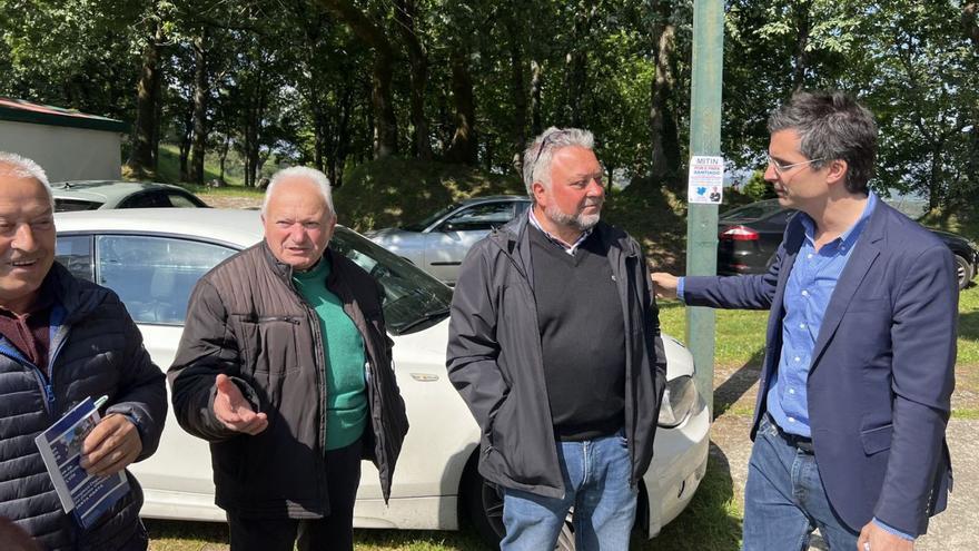 Borja Verea, candidato popular á alcaldía, na súa visita de onte á veciñanza do rural / CEDIDA