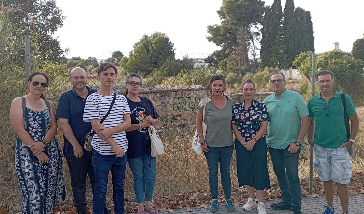 La concejala de Con Málaga Toni Morillas, con miembros del grupo y de la asociación Ciriana, junto al arca de la Fuente del Rey, el miércoles