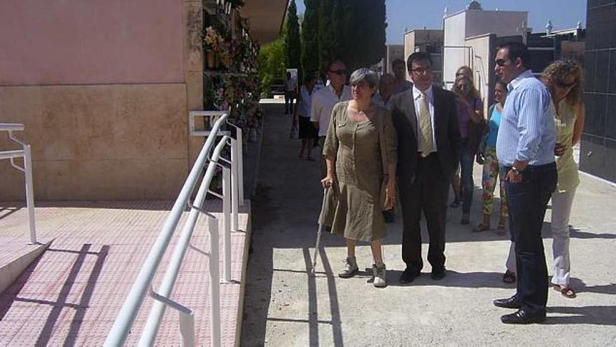 Representantes municipales y de ONCE visitan el cementerio y sus nuevas obras.