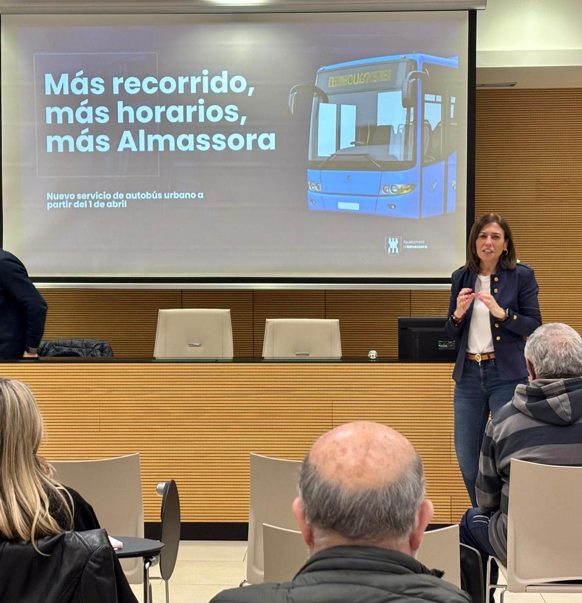La alcaldesa de Almassora, María Tormo, presenta las novedades del bus urbano.