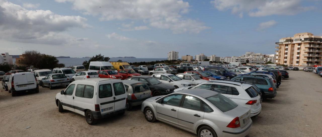 Parte del aparcamiento disuasorio de ses Variades, en primera línea de costa de Sant Antoni. | J. A. RIERA